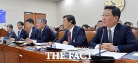 [TF포토] 답변하는 한국수력원자력 조석 사장