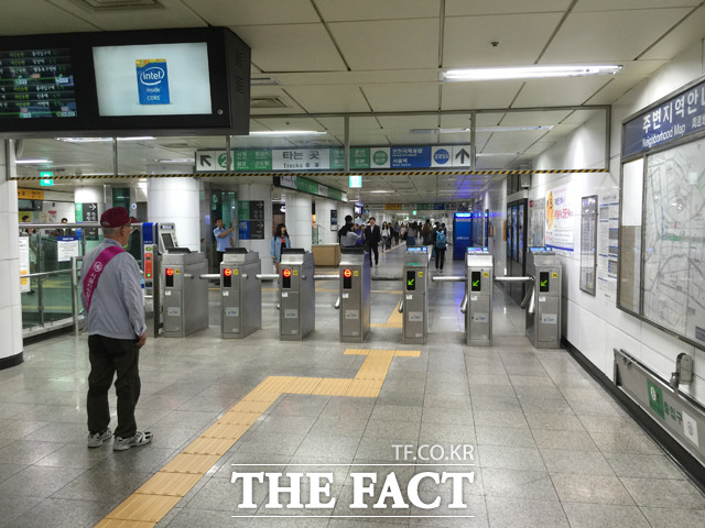 아직 한산하죠? 10일 더팩트는 서울 지하철 각 노선에서 유동 인구가 많은 찾아 역사 내 점자표기 현황을 파악하고 관리 상태를 확인해봤다. /홍대입구역=박수민 인턴기자