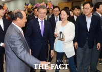 [TF포토] 문재인 대표, '새정치 의원들과 천정배 차녀 결혼식 참석'