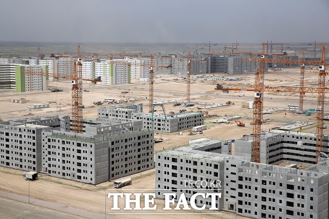 13일 한화건설은 이라크 정부로부터 올해 4월 수주한 2조 4000억 원 규모의 비스마야 신도시 사회기반시설(SI) 공사에 대한 선수금 등 약 2400억 원을 수령했다고 밝혔다. / 한화건설 제공