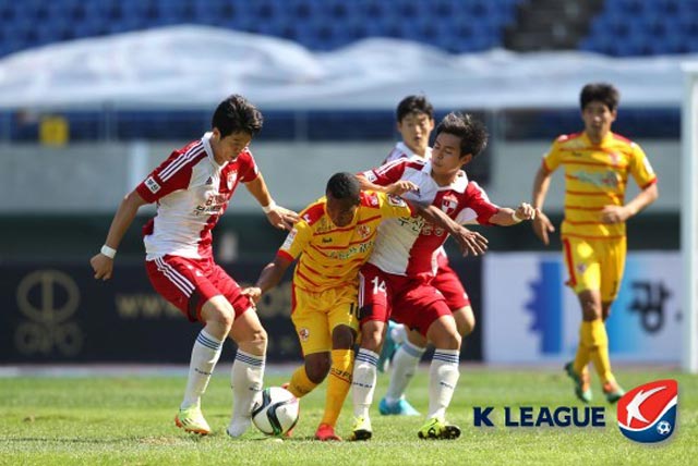 저리 가 광주FC 파비오(왼쪽에서 두 번째)가 13일 열린 부산 아이파크와 홈 경기에서 상대 선수를 피해 드리블하고 있다. / 한국프로축구연맹 제공