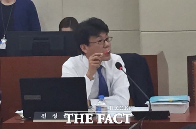 진성준 새정치민주연합 의원은 이날 검찰이 2013년 5월 28일 박주신 병역판결은 아무 문제 없다고 판결했다. 그런데 왜 자꾸 논란이 불거지나라고 따져 물었다./국회=서민지 기자
