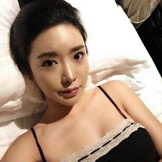 침대 위에서 찰칵! 안신애는 3월 트위터에 Long day @ the office today..며 한 장의 사진을 공개했다. 안신애는 침대 위에서 검은색 원피스 파자마로 보이는 속옷과 함께 깜찍한 표정을 짓고 있다. / 안신애 트위터 캡처