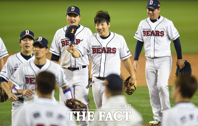 두산 홈 100만 관중! 두산이 15일 열리는 롯데 자이언츠전에서 한국 프로스포츠 사상 최초로 7년 연속 홈 관중 100만 돌파에 도전한다. / 최용민 기자