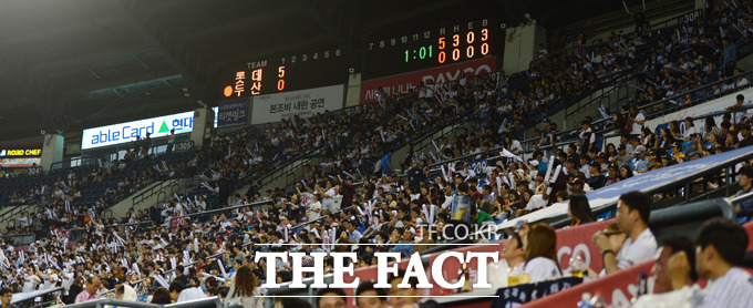 두산이 7년연속 홈 관중 100만명을 돌파 했다.  두산은 15일 잠실서 열린 롯데와의 경기에서 한국 프로스포츠 사상 첫 7년연속 홈 관중 100만명을 기록했다.