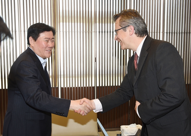 최경환 부총리 겸 기획재정부 장관이 지난 6월 1일 세종시 정부세종청사에서 모리츠 크래머 S&P 국가신용등급 글로벌 총괄과 악수를 나누고 있다. /기획재정부 제공