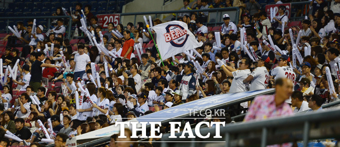 두산이 7년연속 홈 관중 100만명을 돌파 했다.  두산은 15일 잠실서 열린 롯데와의 경기에서 한국 프로스포츠 사상 첫 7년연속 홈 관중 100만명을 기록했다.