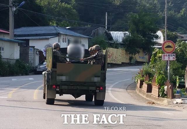 북한 포격 도발 다음 날인 지난달 21일 오후 경기 연천군 중면의 한 도로에서 군인들을 태운 군용차가 이동하고 있다./신진환 기자