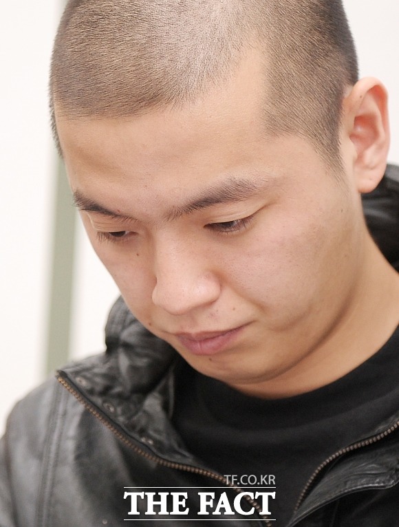 이센스, 첫 항소심 공판 참여…혐의 인정. 대마초를 피운 혐의로 기소된 래퍼 이센스가 법원의 과도한 형을 주장하며 정상참작과 증인심문을 요청했다. /더팩트 DB