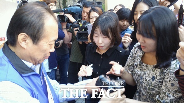 신종균 사장은 쏟아지는 취재진의 질문에도 여유를 잃지 않고 일일이 한우 불고기와 사과를 건네며 지역 특산물 홍보에 나섰다. / 서재근 기자