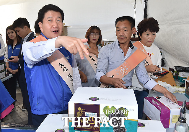 일일점장으로 변신한 김창수 사장도 지역 특산물을 홍보에 적극적으로 나서며 눈길을 끌었다. / 이새롬 기자