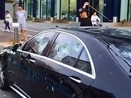 광주의 벤츠 대리점에서 벤츠 S63 AMG를 리스한 한 남성이 결함이 있는 차량을 교환해주지 않는다는 이유로 골프채를 들고 차량을 부수는 모습이 담긴 영상이 유튜브와 SNS를 타고 전국적으로 화제가 됐다./유튜브 영상 캡처