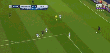 즐라탄 태권도 도움! 즐라탄이 놀라운 묘기 패스로 카바니의 추가골을 도왔다. /스포티비 영상화면 캡처