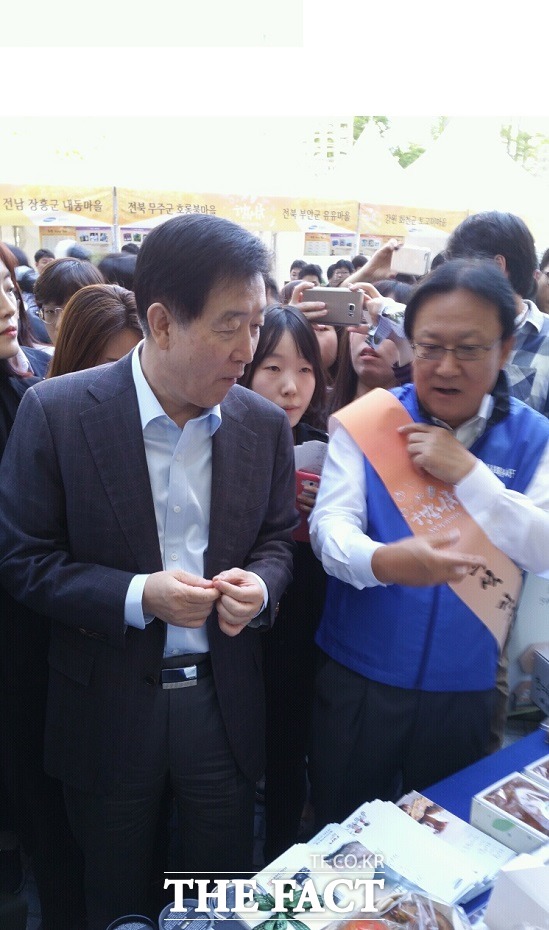 이날 행사에는 그간 공개석상에 얼굴을 보이지 않았던 최지성 삼성그룹 미래전략실장(부회장)이 깜짝 방문해 눈길을 끌었다. / 서재근 기자