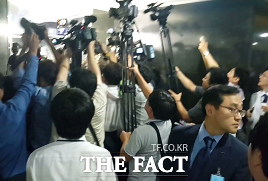 이날 신 회장이 정론관에 들어서자 이를 취재하기 위한 취재진들의 열기가 뜨거웠다./ 박지혜 기자