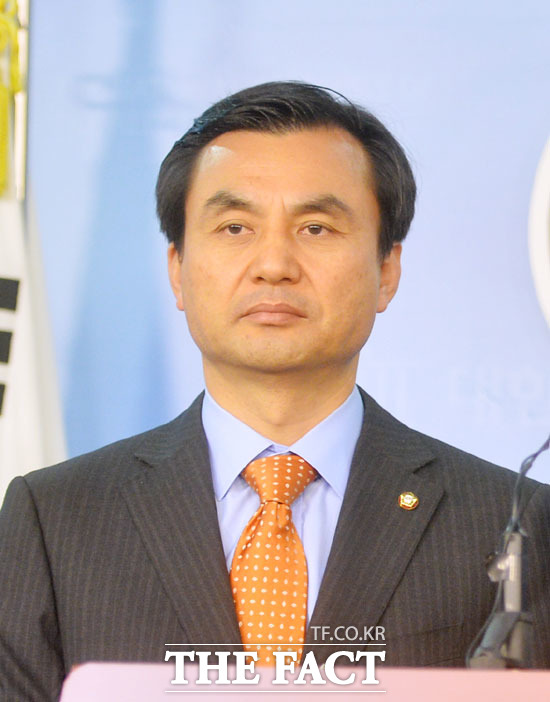 대책 마련 촉구 18일 국회 국방위원회 소속 안규백 새정치민주연합 의원이 육군본부로부터 제출받은 자료에 따르면 지난 3월부터 7월까지 전군 관사와 간부숙소를 대상으로 전수조사를 벌인 결과 야전 지역 약 3000여 세대의 숙소시설이 노후화돼 빈 상태로 방치되고 있는 것으로 드러났다. /더팩트DB