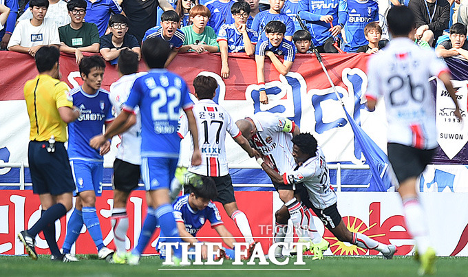 서울 차두리가 팀의 세번째 골을 성공시키자 멀티골을 기록한 아드리아노와 기쁨을 나누고 있다.