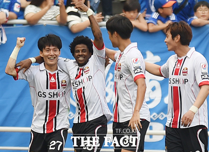 서울 아드리아노가 전반 페널티킥을 성공시킨 뒤 동료들과 기쁨을 나누고 있다.