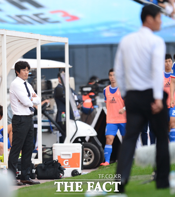 수원 서정원 감독이 0-3으로 리드를 당하며 패색이 짙어지자 어두운 표정으로 경기를 지켜보고 있다.