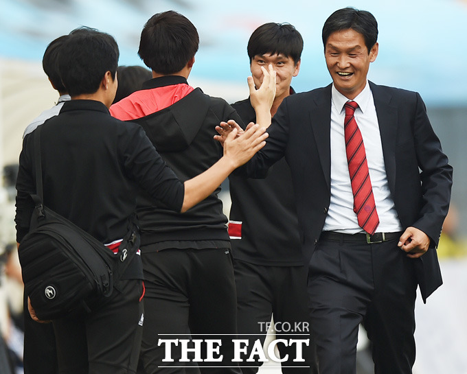 서울 최용수 감독이 전반 아드리아노의 멀티골과 차두리의 골에 힘입어 3-0으로 리드하자 환하게 웃으며 코칭스태프들과 하이파이브를 나누고 있다.