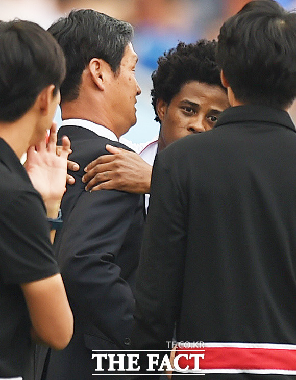 서울 아드리아노가 전반 페널티킥을 성공시킨 뒤 최용수 감독과 포옹을 나누고 있다.