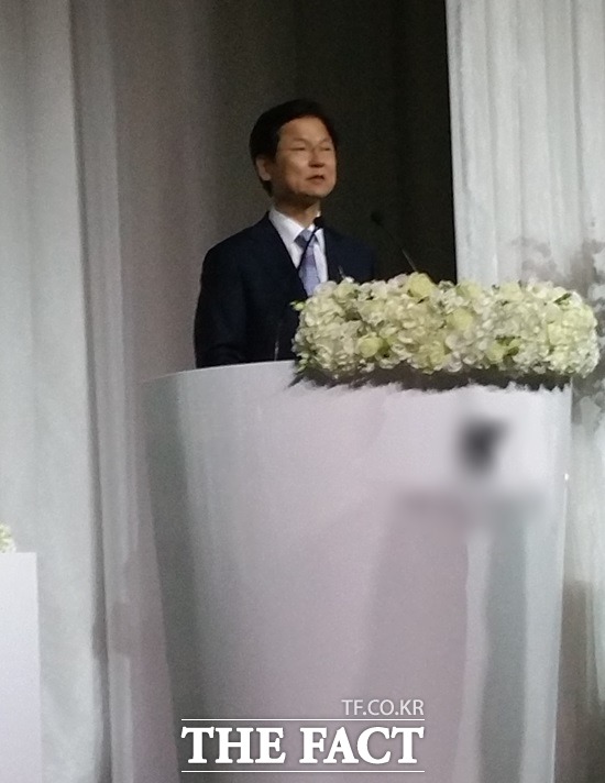 신랑·신부 혼주가 제 죽마고우 무소속 천정배 의원이 19일 오후 서울 서초구 반포동의 한 결혼식장에서 주례사를 말하고 있다. 천 의원의 목포고등학교 동창 혼주의 부탁으로 주례를 맡은 것으로 전해졌다./반포동=신진환 기자