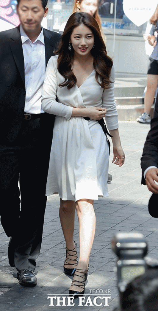 성큼성큼 걸어도 예쁜 수지. 굴욕이 뭐죠, 먹는 건가요? /문병희 기자