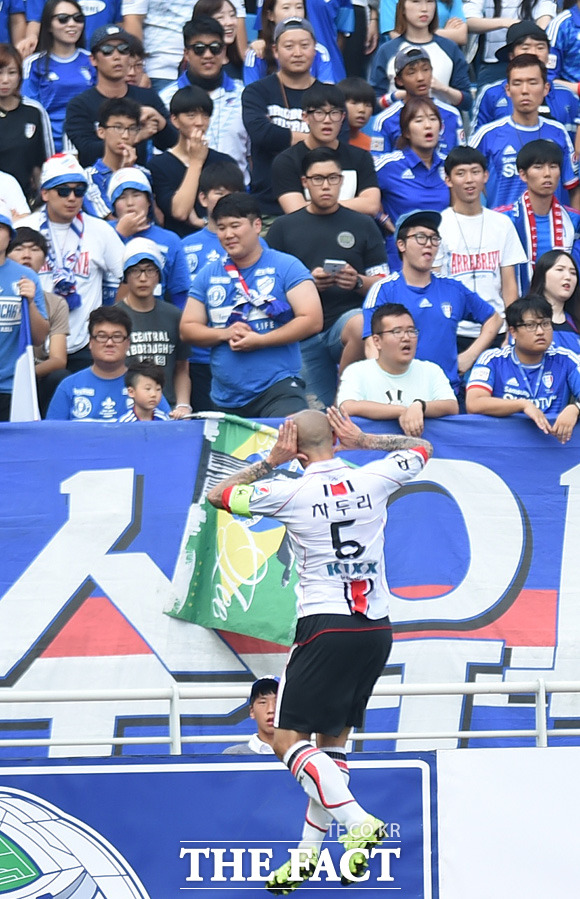 서울 차두리가 팀의 세번째 골을 성공시킨 뒤 수원팬들 앞에서 도발적인 세리머니를 펼치고 있다.