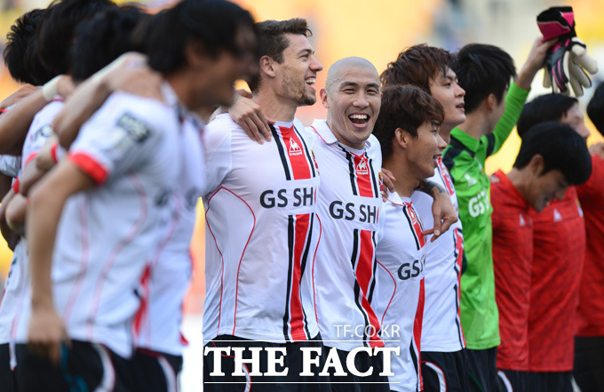 수원과의 수퍼매치에서 3-0으로 승리를 거둔 서울 선수들이 서포터즈와 함께 춤을 추며 승리의 기쁨을 나누고 있다.