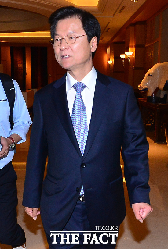 창당 관련한 질문에 말을 아낀 천 의원 천정배 의원이 19일 저녁 서울 서초구 반포동의 한 호텔에서 진행된 지인의 결혼식에 참석한 뒤 걸음을 옮기고 있다./반포동=남윤호 기자