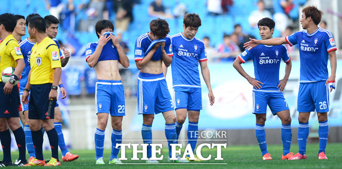 서울과의 수퍼매치에서 0-3으로 패한 수원 선수들이 아쉬운 표정을 보이고 있다.