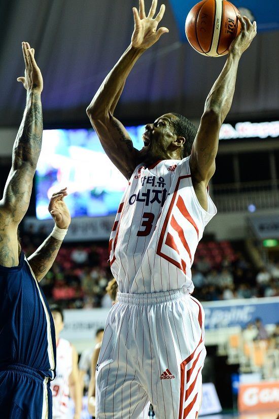 헤인즈 32점! 고양 오리온스가 19일 열린 전주 KCC와 원정 경기에서 86-78로 이겼다. / KBL 제공