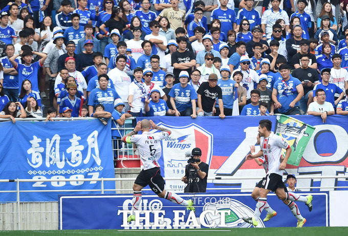 서울 차두리가 팀의 세번째 골을 성공시킨 뒤 수원팬들 앞에서 도발적인 세리머니를 펼치고 있다.