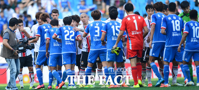 수원과의 수퍼매치에서 3-0으로 승리를 거둔 서울 선수들이 경기 종료 후 인사를 나누고 있다.
