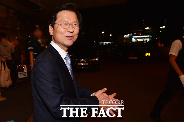 내일 기자회견에 참석해주세요 천정배 의원이 19일 저녁 서울 서초구 반포동의 한 호텔에서 진행된 지인의 결혼식에 참석한 뒤 걸음을 옮기면서 <더팩트> 취재진과 만나 창당 관련 질문에 모든 내용은 내일(20일) 말하겠다고 말을 아꼈다./반포동=남윤호 기자