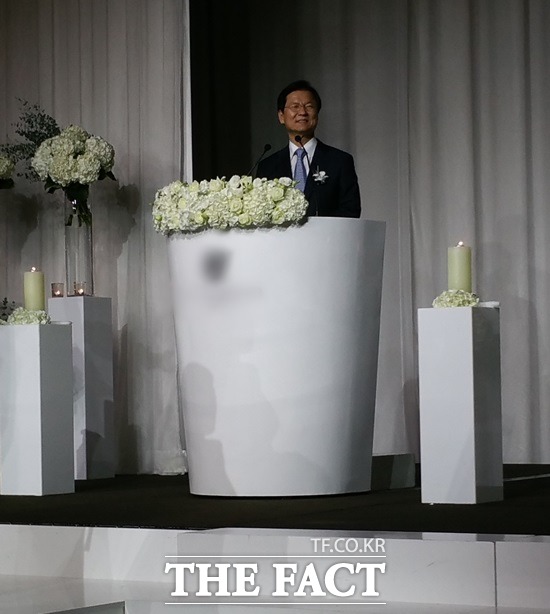 신당 창당 D-1, 밝은 표정의 천 의원 신당 창당을 하루 앞둔 무소속 천정배 의원은 19일 오후 6시 서울 서초구 반포동의 한 호텔에서 열린 지인의 결혼식에 주례자로 나섰다. 천 의원이 축가를 들으면서 미소를 짓고 있다./반포동=신진환 기자