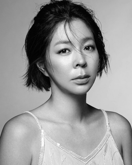 배우에서 화가로 데뷔하는 이혜영. 배우 이혜영이 20일 사진공유 인스타그램을 통해 패션지 하퍼스바자를 통해 촬영한 화보를 공개했다. /이혜영 인스타그램