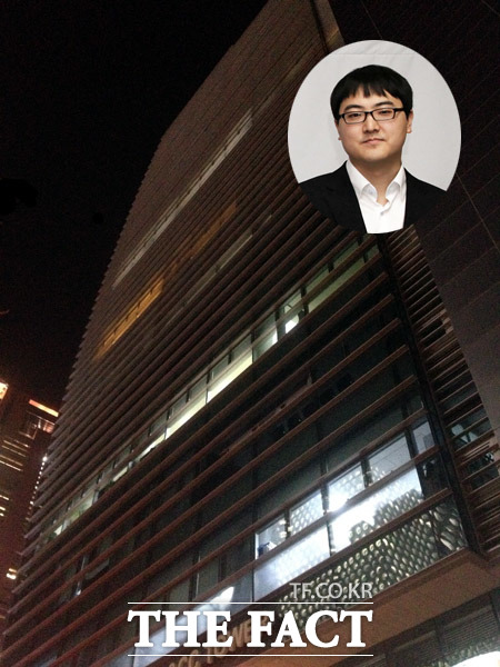 넥스트플로어는 이달 초 서울시 서초구 반포동 포스코SS&CC타워 8층으로 사무실을 이전했다. 이 회사는 모바일게임 ‘드래곤플라이트’로 이름을 알렸다. 사진은 김민규 넥스트플로어 대표와 포스코SS&CC타워. /더팩트DB