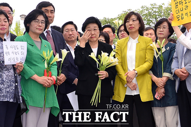 9억원의 불법 정치자금을 받은 혐의로 실형 2년을 받은 한명숙 전 국무총리가 지난달 24일 오후 형 집행을 위해 경기도 의왕시 서울구치소를 찾은 가운데 지지자들 앞에서 눈물을 닦고 있다. /남윤호 기자
