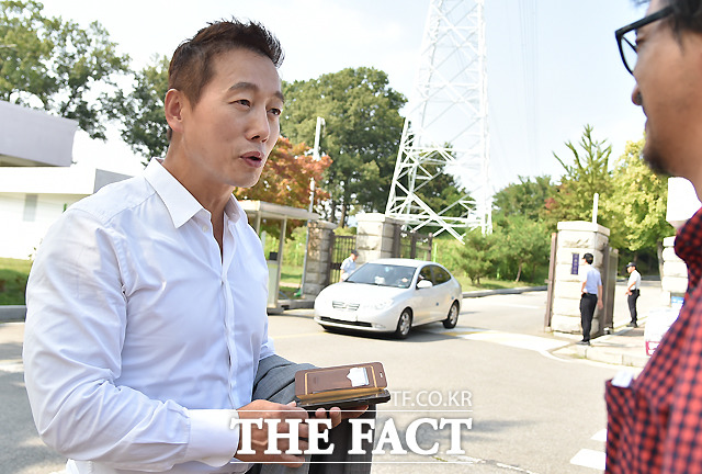 정봉주 전 국회의원이 21일 오후 한명숙 전 총리 면회를 마치고 더팩트 취재진과 만나 한 전 총리의 근황을 설명하고 있다. /서울구치소=이새롬 기자