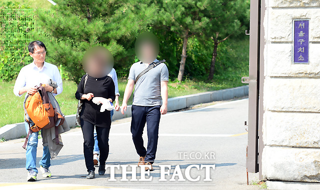 한명숙 전 총리의 남편 박성준 성공회대 교수(왼쪽)가 21일 오후 서울구치소에 수감 중인 한명숙 전 총리를 면회하고 나오고 있다. /서울구치소=이새롬 기자