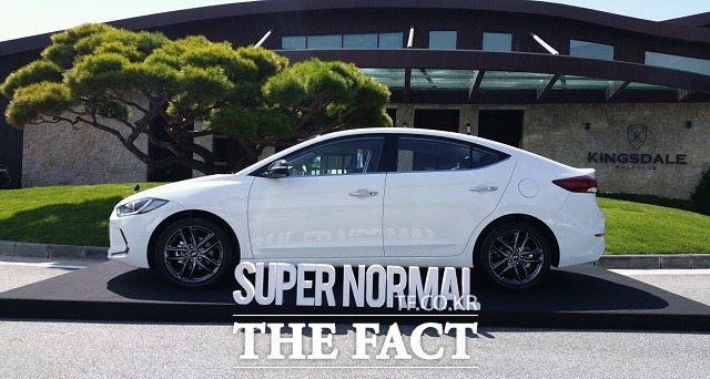 균형 잡힌 비례로 디자인된 측면과 전면 디자인과는 또 다른 볼륨감이 돋보이는 현대차 고급 후륜 세단 제네시스에서 느낄 수 있는 고급스러운 느낌을 잘 살려낸다.