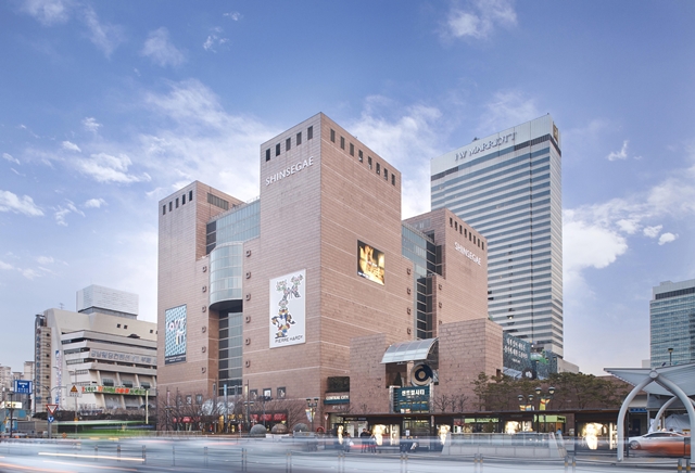 신세계백화점 강남점이 서울 서초구 종합버스터미널 지하 1층 일부를 사들이고 스트리트패션 브랜드가 집합한 파미에스트리트로 리뉴얼 오픈한다. /신세계 제공