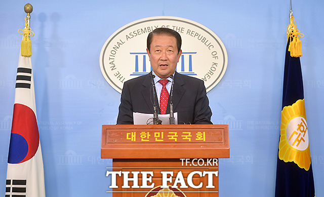 박주선 새정치민주합 의원이 22일 오후 1시 30분께 국회 정론관에서 기자회견을 열어 탈당을 선언하고, 중도개혁정당을 표방한 새로운 대안정치세력을 만들겠다는 뜻을 밝혔다./국회=문병희 기자