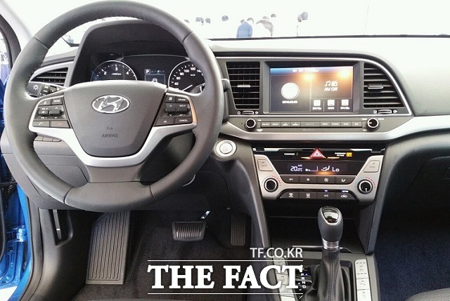 수평형 디자인을 적용한 실내 디자인은 안정적이면서도 깔끔하게 정리정돈 돼 마치 일하기 편한 상태로 정리된 사무실 책상을 떠올리게 한다.