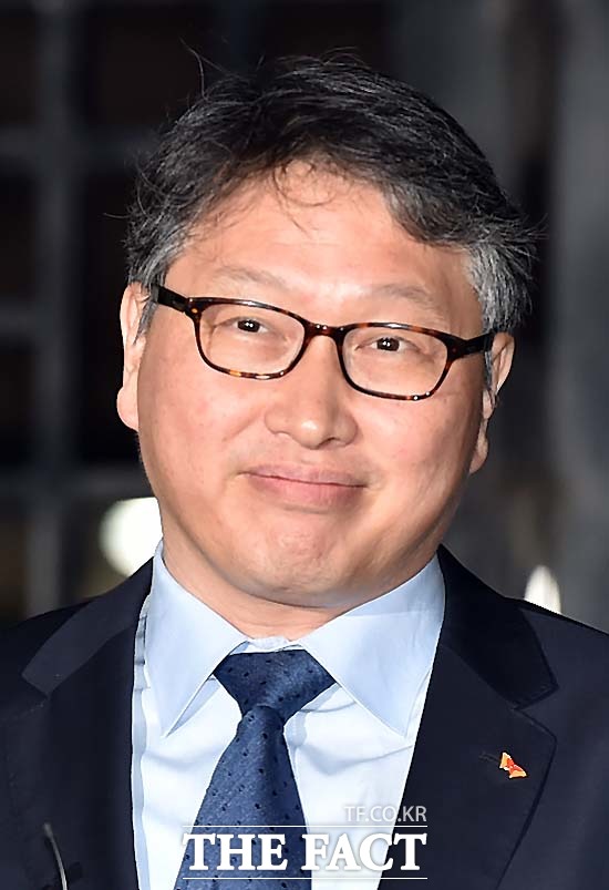 최태원 SK그룹 회장이 지난달 남북 경색 정국에서 전역을 연기하겠다고 신청한 장병들에 대해 그룹 신입사원 채용 때 우선으로 선발하겠다는 약속을 시행에 옮겼다. / 더팩트 DB