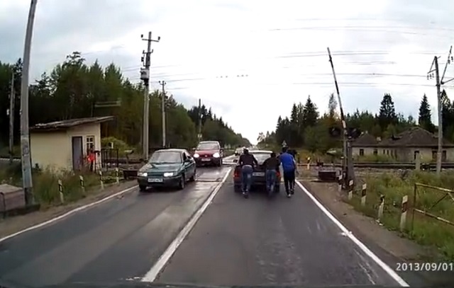 빨리 밀어! 건장한 청년들이 고장 난 차를 밀고 건널목을 건너는 영상이 눈길을 끌고 있다./유튜브 Black Box 영상 화면 갈무리