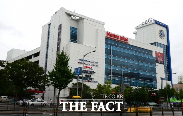 홈플러스 해운대점 직원들은 곰팡이 치즈 판매에 대한 지적에도 불구하고 무성의한 태도로 일관했다고 한다. /더팩트DB