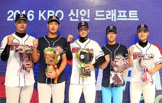 계약 완료! 두산 베어스가 24일 2차 지명 신인선수와 계약을 완료했다고 밝혔다. 이영하, 홍성호, 황경태, 조수행, 서예일(왼쪽부터). / 두산 베어스 제공