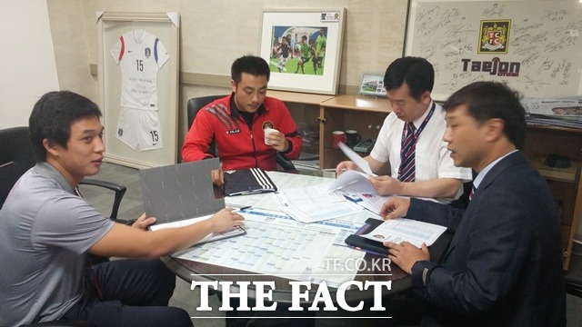 강창구 경기감독관(오른쪽에서 두번째)이 라인업 명단을 살피고 있다.